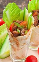 wraps de tortilla con carne y verduras frescas foto