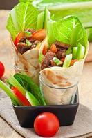 wraps de tortilla con carne y verduras frescas foto