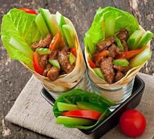 wraps de tortilla con carne y verduras frescas foto