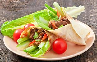wraps de tortilla con carne y verduras frescas foto