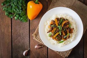 salteado de ternera con pimientos dulces, judías verdes y arroz foto