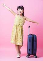 imagen de niño asiático con maleta, concepto de verano foto