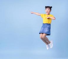 imagen de un niño asiático posando sobre fondo azul foto