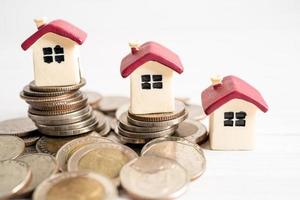 Casa en monedas de pila, concepto de financiación de préstamos hipotecarios hipotecarios.