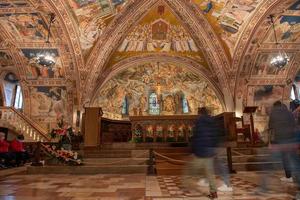 asís, italia, 2022-visitantes en la basílica de san francesco d'assisi foto
