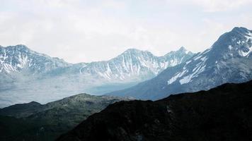 vue panoramique sur la vallée de la montagne printanière