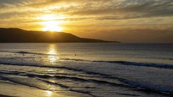 puesta de sol en la playa de canteras al atardecer en la ciudad de las palmas foto