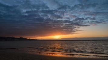 puesta de sol en las palmas, la playa de las canteras foto