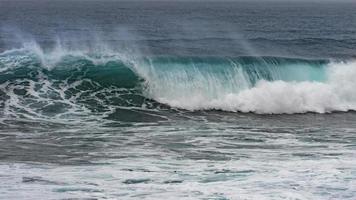 olas del atlántico en las islas canarias foto