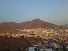 hermosa vista de la montaña jabal al noor en la meca. La cueva de hira se encuentra en la cima de la montaña jabal al noor, donde vienen a visitar visitantes de todo el mundo. foto