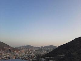 hermosa vista de la montaña jabal al noor en la meca. La cueva de hira se encuentra en la cima de la montaña jabal al noor, donde vienen a visitar visitantes de todo el mundo. foto