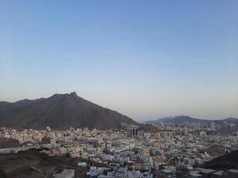 hermosa vista de la montaña jabal al noor en la meca. La cueva de hira se encuentra en la cima de la montaña jabal al noor, donde vienen a visitar visitantes de todo el mundo. foto