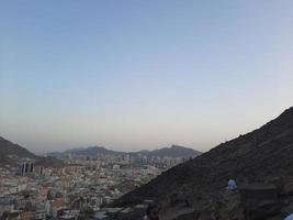 hermosa vista de la montaña jabal al noor en la meca. La cueva de hira se encuentra en la cima de la montaña jabal al noor, donde vienen a visitar visitantes de todo el mundo. foto