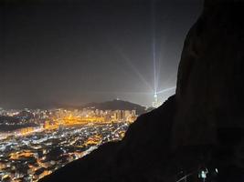 hermosa vista de la montaña jabal al noor en la meca. La cueva de hira se encuentra en la cima de la montaña jabal al noor, donde vienen a visitar visitantes de todo el mundo. foto