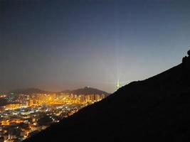 hermosa vista de la montaña jabal al noor en la meca. La cueva de hira se encuentra en la cima de la montaña jabal al noor, donde vienen a visitar visitantes de todo el mundo. foto