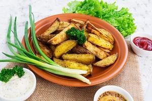 gajos de patata al horno con especias foto