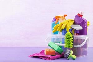 concepto de servicio de limpieza. colorido juego de limpieza para diferentes superficies en la cocina, el baño y otras habitaciones. foto