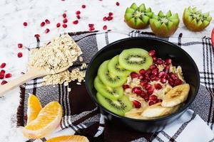 desayuno saludable. avena con frutas sobre fondo blanco foto