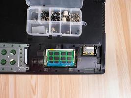 laptop facing open lid to fix There is a box with a nut placed on top of the ram with chip, waiting to check the notebook, you will see the motherboard a little.  see that there is dust in it. photo