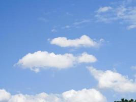 nubes blancas y cielo foto