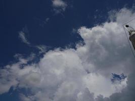 nubes blancas y cielo foto