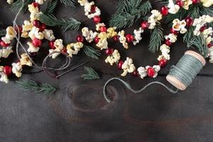 guirnalda navideña de arándanos rojos y palomitas de maíz con espacio de copia foto