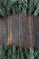 borde de rama de árbol de navidad verde con espacio de copia en madera rústica plana