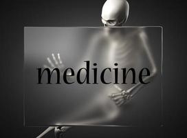 palabra de medicina en vidrio y esqueleto foto