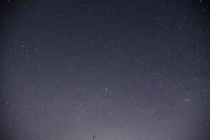 cielo estrellado de verano por la noche y la vía láctea foto