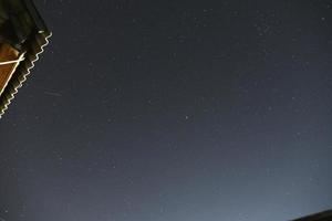 cielo estrellado de verano por la noche y la vía láctea foto