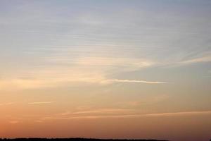 atardecer cielo y horizonte con bosque foto