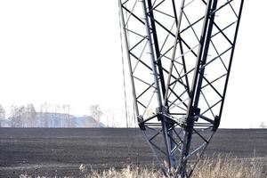 línea eléctrica de ultra alta tensión en el campo en primavera en rusia foto