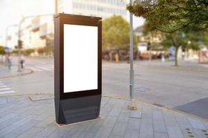 maqueta del cartel de la luz de la ciudad de la calle. pantalla aislada en blanco para la promoción del diseño de carteles