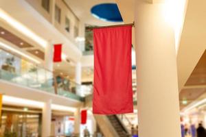 bandera vertical roja en el centro comercial. en blanco para promocionar un logotipo o texto de anuncio foto