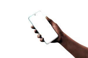 mano que muestra un teléfono inteligente moderno blanco perla con pantalla aislada y fondo para maqueta, presentación de diseño de aplicaciones. poca luz, mano de piel oscura foto