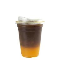mezcla de café negro americano de jugo de naranja aislado sobre fondo blanco foto