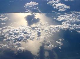 vista superior de las nubes blancas a continuación en el golfo de Tailandia foto