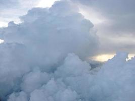 capas de nubes en el cielo rayos de luz de la puesta del sol foto