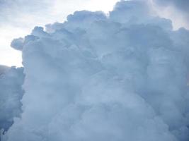 entrar en contacto profundo con las nubes blancas en el cielo foto