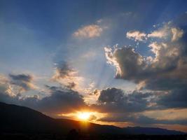 rayo de luz en el brillante cielo azul del amanecer foto