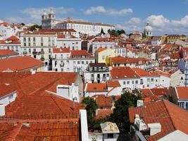 paisaje urbano lisboa ciudad vista rojo techo blanco pared edificios españa foto