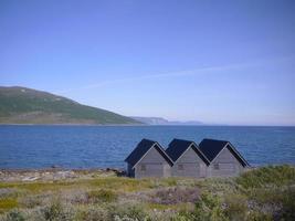 tres casas pequeñas en el círculo polar ártico escandinavia foto