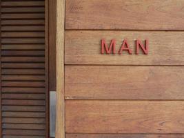 letra roja del hombre en la pared de madera foto