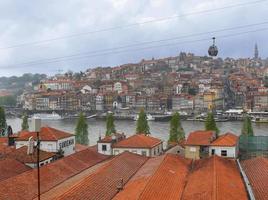 teleférico sobre el lado de gaia del casco antiguo de porto portugal foto