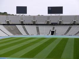 estadio en blanco con campo verde y marcador en blanco foto