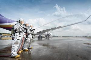 la inyección de agua de los bomberos en el aeropuerto. foto