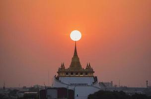 escena de la puesta de sol en el templo del monte dorado, bangkok, tailandia foto