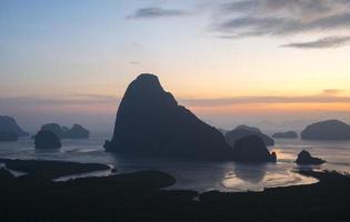 Beautiful sky before sunrise at Sametnangshe view point photo