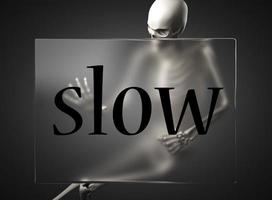 palabra lenta sobre vidrio y esqueleto foto