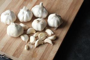 garlic on a chopping board on table